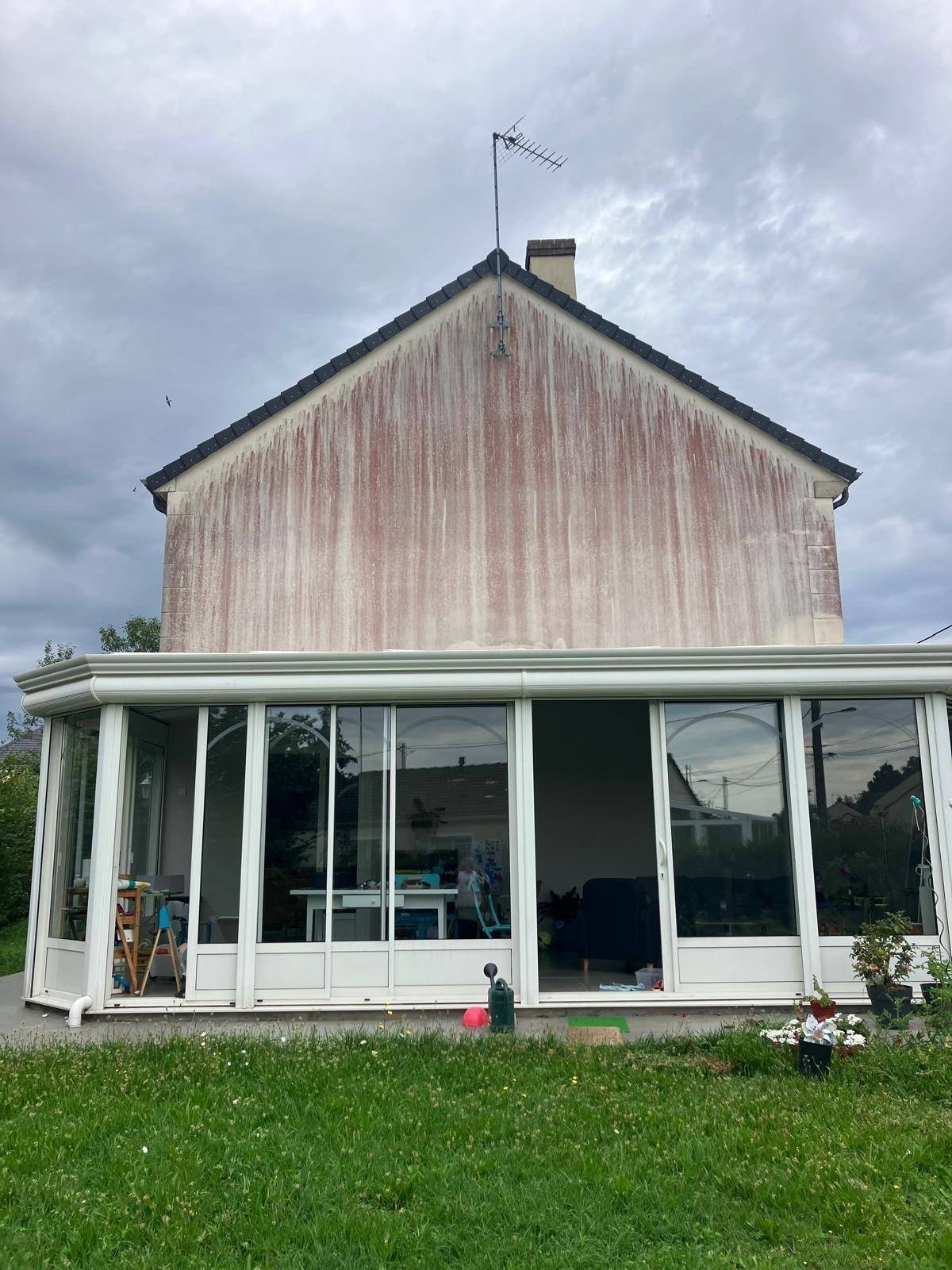 Pignon avec traces de ruissellement avant nettoyage